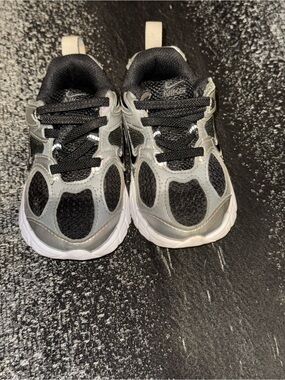 Nike Kids Black and Gray Sneakers